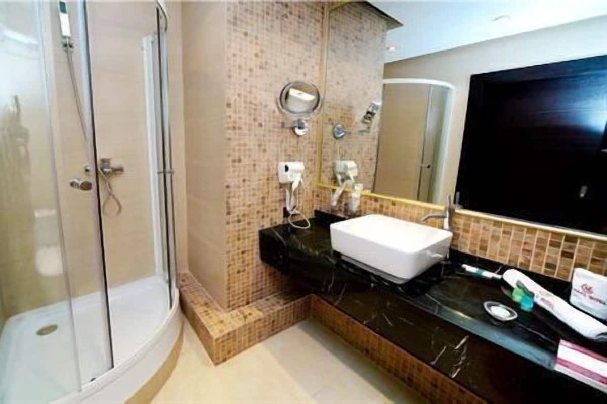 Premium bedding, minibar, in-room safe, soundproofing