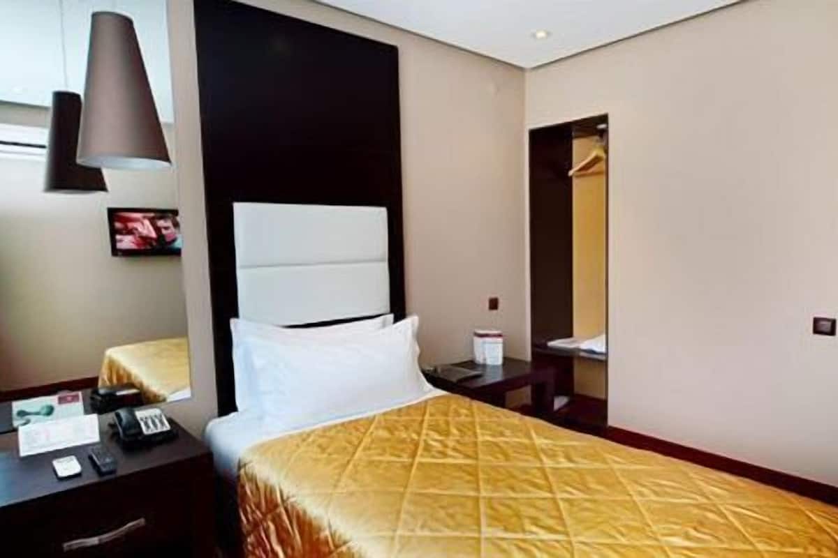Standaard eenpersoonskamer | Luxe beddengoed, een minibar, een kluis op de kamer, geluiddichte muren