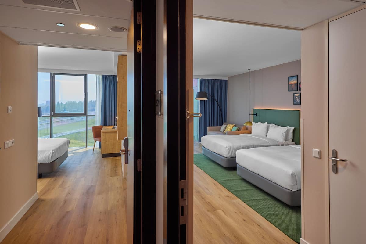 family room, 1 king bed (family connect) | hypo-allergenic bedding, in-room safe, desk, laptop workspace