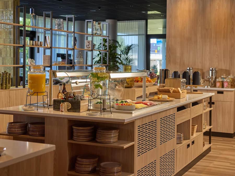Petit déjeuner buffet (24.50 EUR par personne)