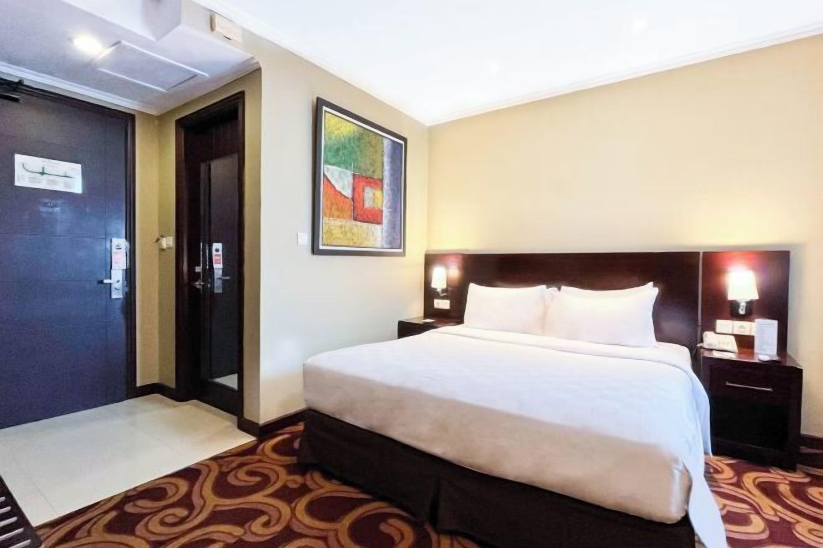 Minibar, meja kerja, tirai kedap cahaya, dan setrika/meja setrika