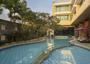 Outdoor pool, pool umbrellas, pool loungers - Swiss-Belhotel Merauke (Merauke)
