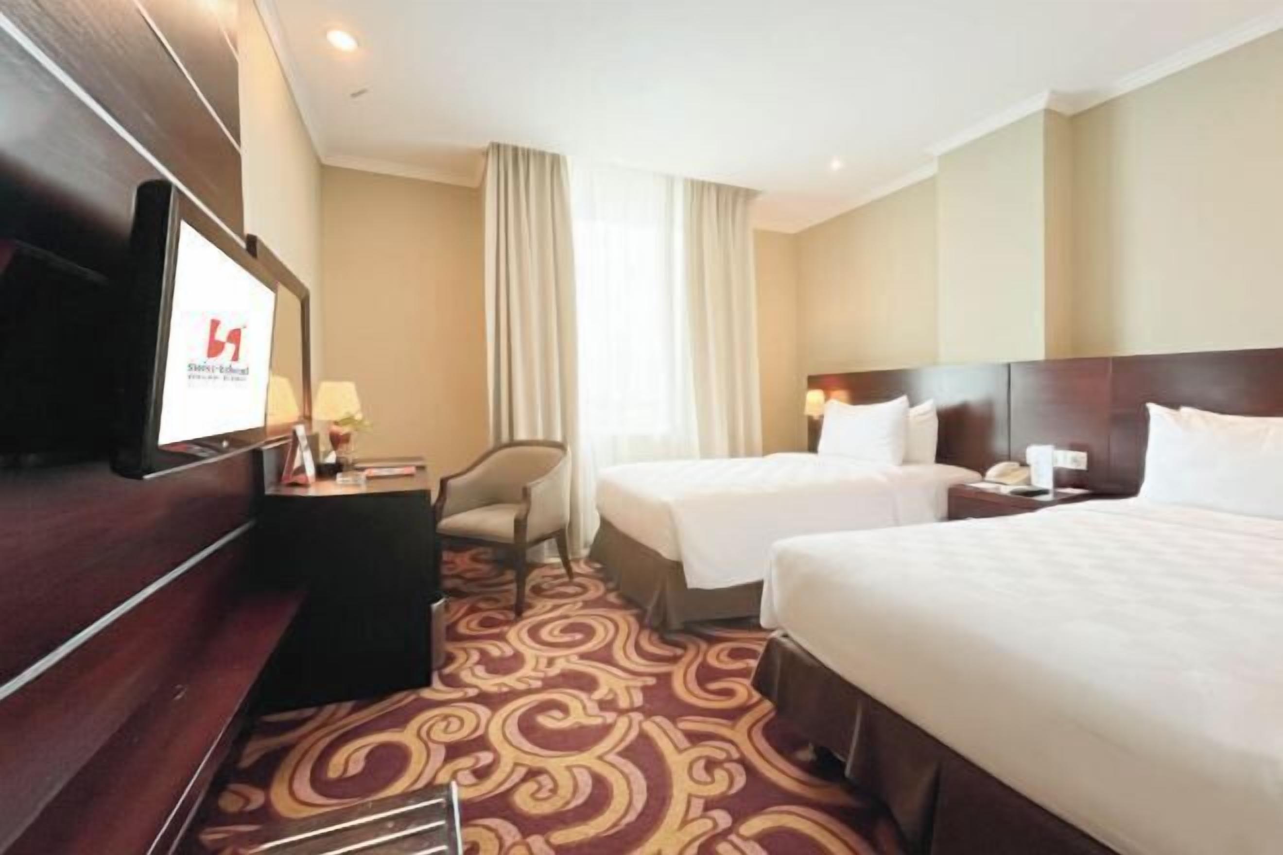 Minibar, meja kerja, tirai kedap cahaya, dan setrika/meja setrika