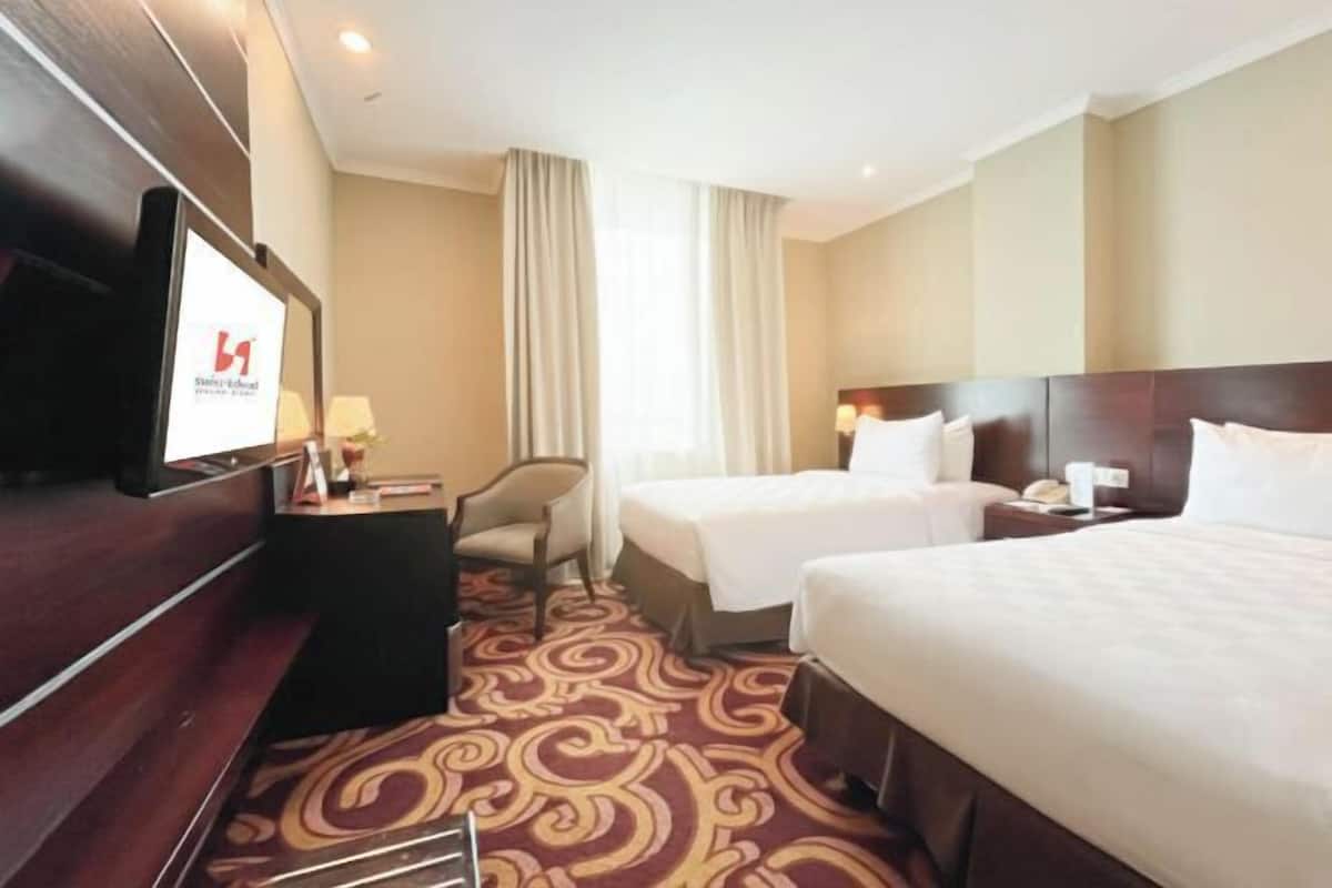 Minibar, skrivbord, mörkläggningsgardiner och strykjärn/strykbräda