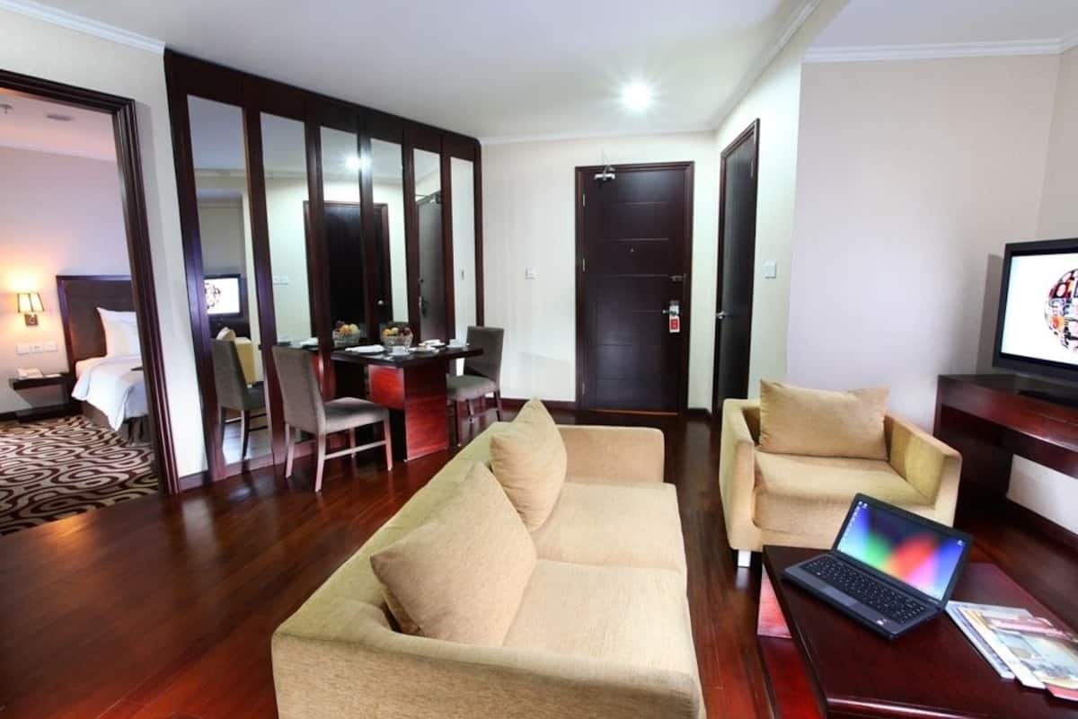 Executive Suite | Living room | LCD TV
