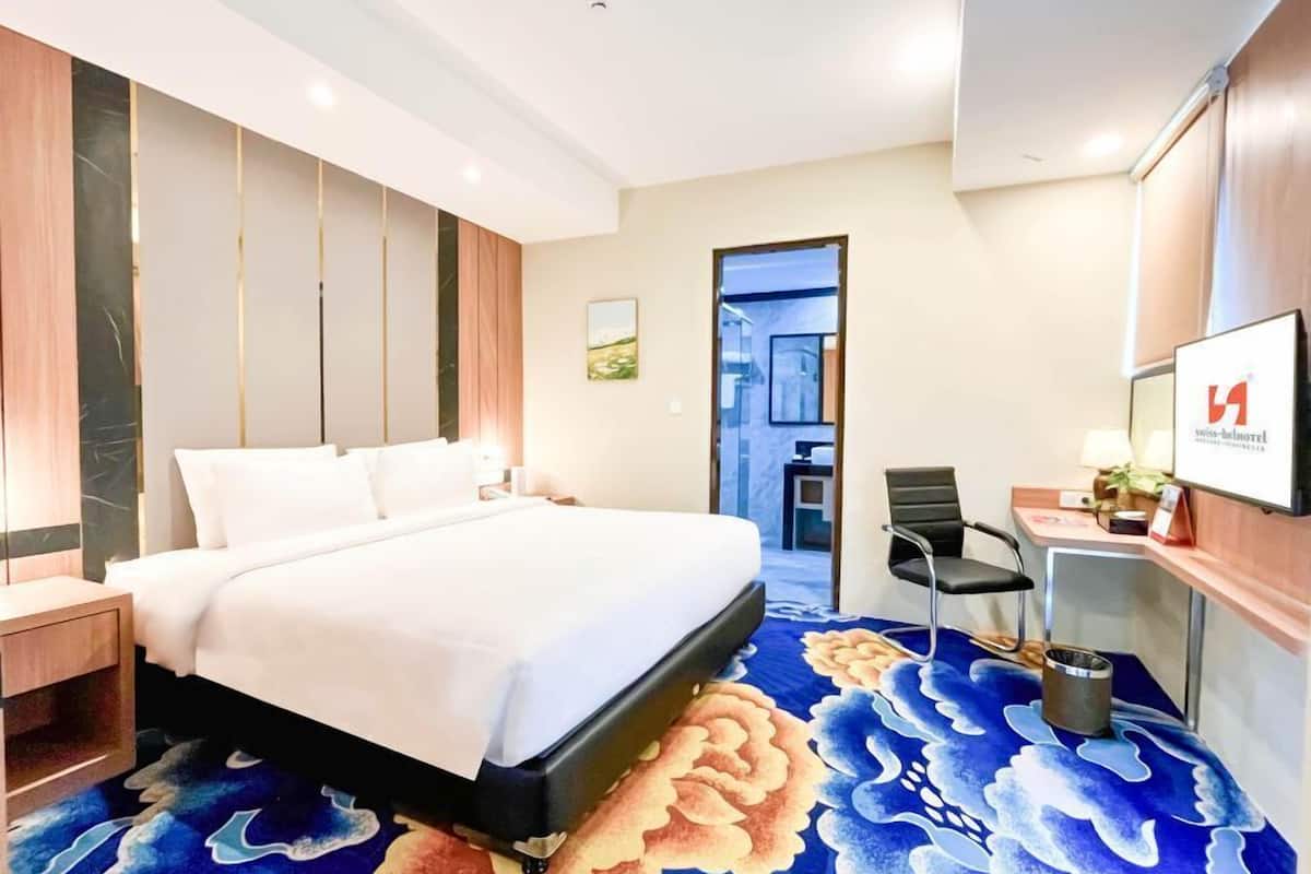 Suite Room | Minibar, desk, blackout drapes, iron/ironing board