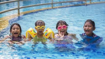 Kolam renang outdoor, dengan payung kolam renang dan kursi berjemur