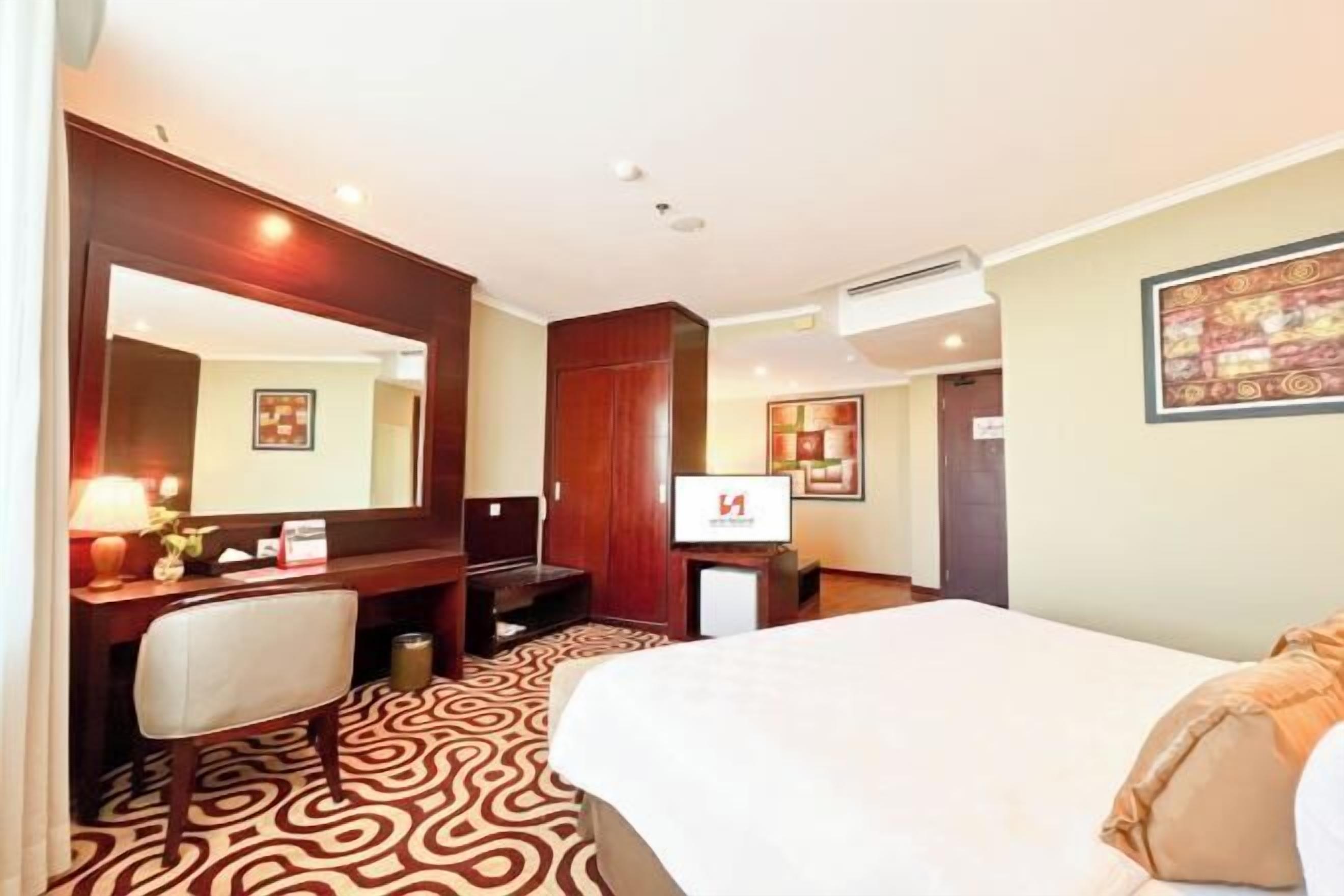 Minibar, meja kerja, tirai kedap cahaya, dan setrika/meja setrika