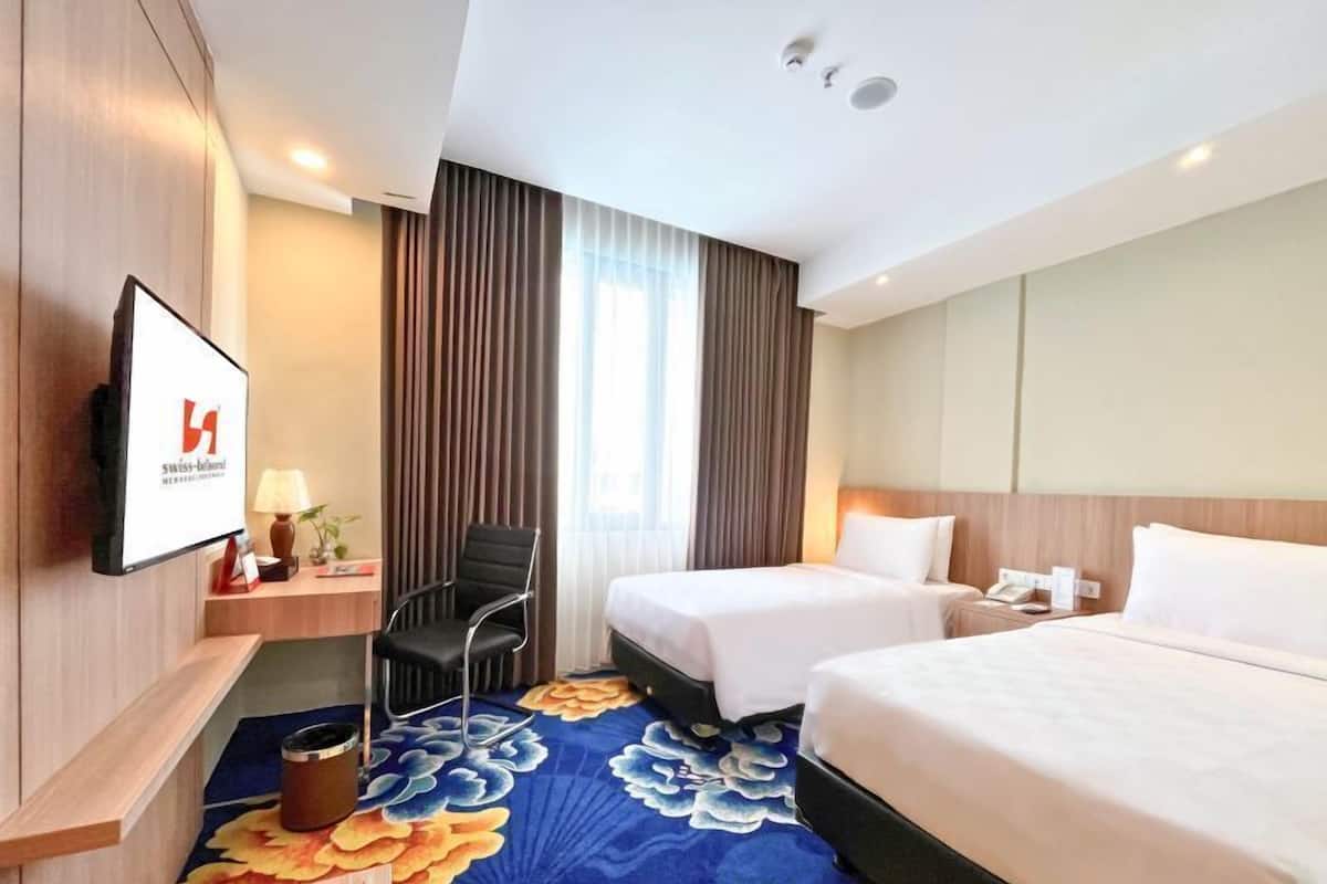 Superior Deluxe Twin | Minibar, desk, blackout drapes, iron/ironing board