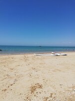 Una playa cerca, arena blanca