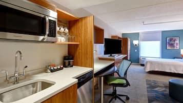 Full-size fridge, microwave, oven, dishwasher