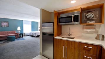 Full-size fridge, microwave, oven, dishwasher