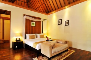 Two Bedroom Pool Suite | Caja fuerte, escritorio, tabla de planchar con plancha y wifi gratis