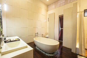 Two Bedroom Pool Suite | Bathroom