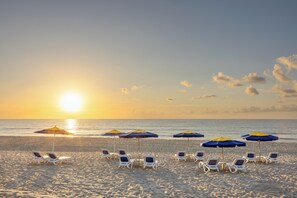 Private beach, free beach cabanas, sun-loungers, beach towels - Delray Breakers on the Ocean (Delray Beach)
