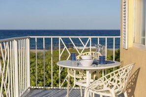 Sviitti, 1 makuuhuone, valtameren rannalla (King) | 1 makuuhuone, tallelokero huoneessa, yksilöllisesti sisustettu