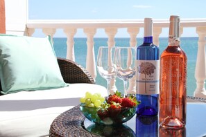 Suite, terras, uitzicht op zee | Een kluis op de kamer, verduisterende gordijnen, gratis wifi