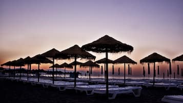 PĂ„ stranden, solstolar och parasoller