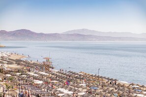 Ubicación a pie de playa, tumbonas y sombrillas
