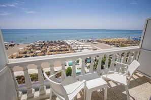 Kahden hengen huone, parveke, merinäköala | Tallelokero huoneessa, pimennysverhot, ilmainen Wi-Fi