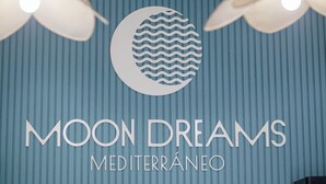 Un logotipo con una luna y olas, y el texto "MOON DREAMS MEDITERRÁNEO".