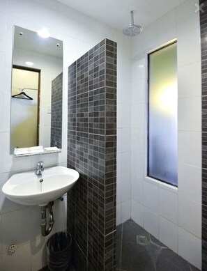 Bathroom - Express Inn - Mactan Hotel (Lapu-Lapu)