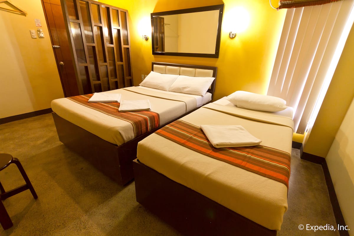 Family Room | Living area | 24-inch LCD TV with digital channels, TV