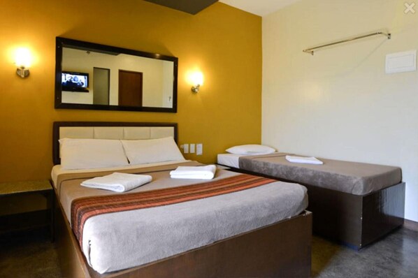 Betten mit Memory-Foam-Matratzen, kostenloses WLAN, Bettwäsche