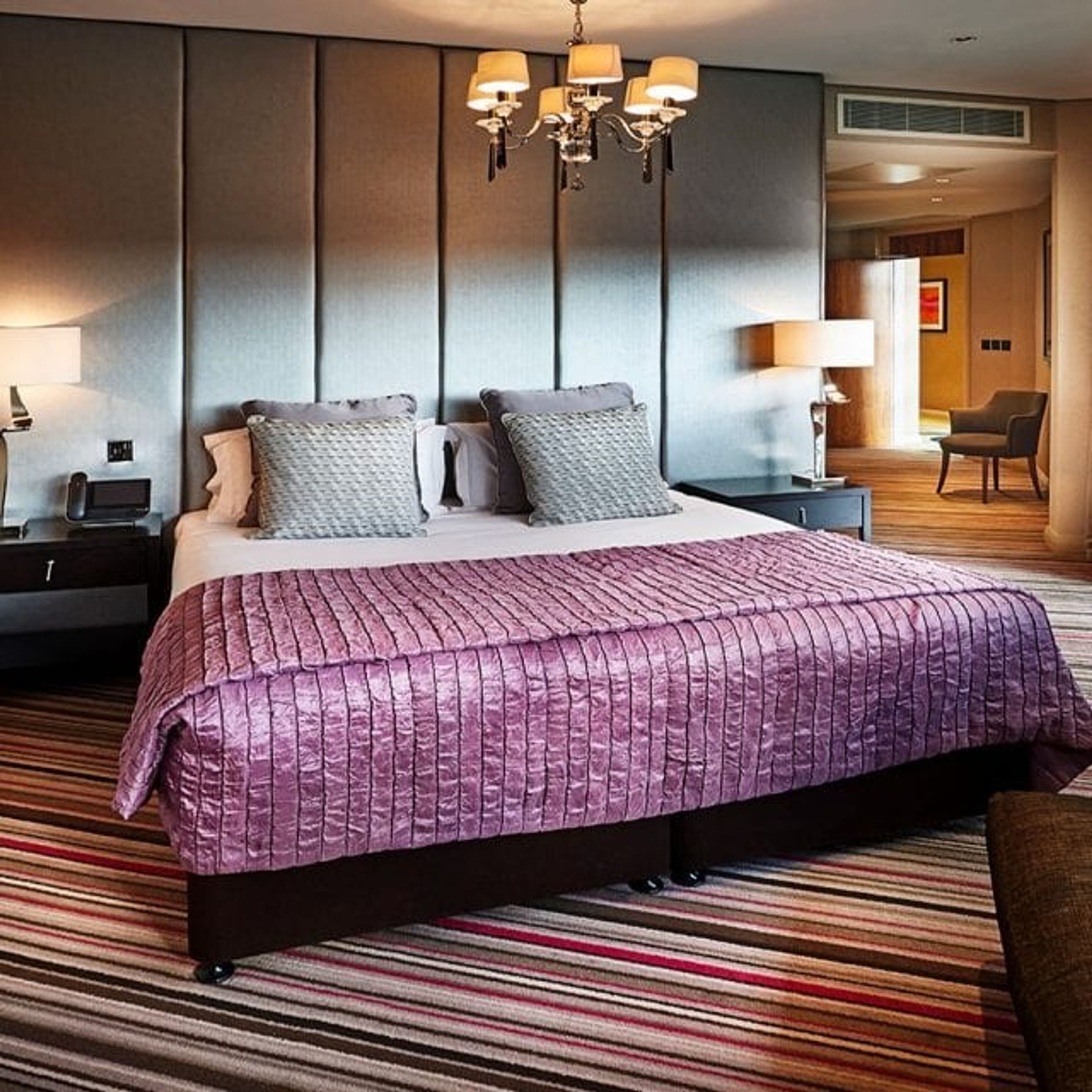 Peralatan tempat tidur premium, peti besi dalam bilik, meja 