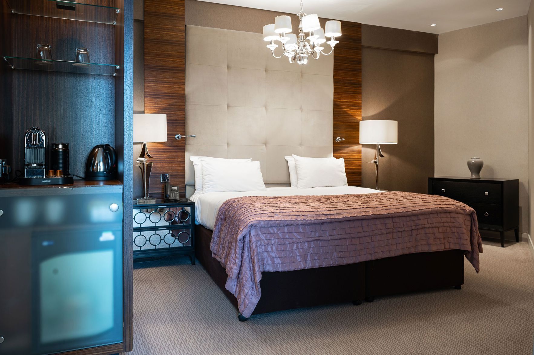 Peralatan tempat tidur premium, peti besi dalam bilik, meja 