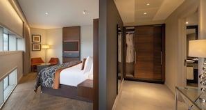 Juniorrum - 1 kingsize-säng | Sängtillbehör av högsta kvalitet och värdeförvaringsskåp på rummet