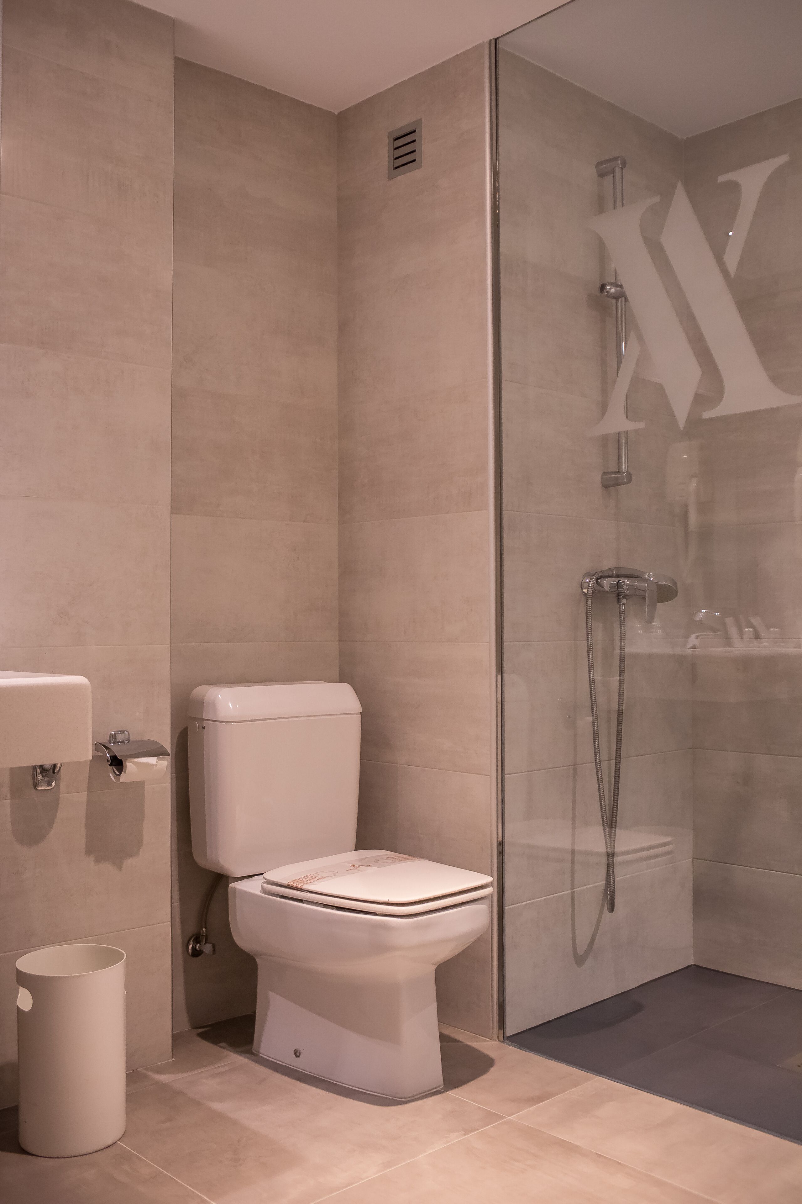 twin room | bathroom | rainfall showerhead, free toiletries, hair dryer, bidet