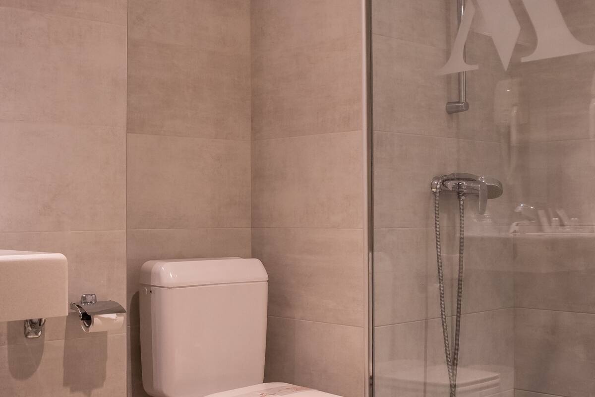 twin room | bathroom | rainfall showerhead, free toiletries, hair dryer, bidet