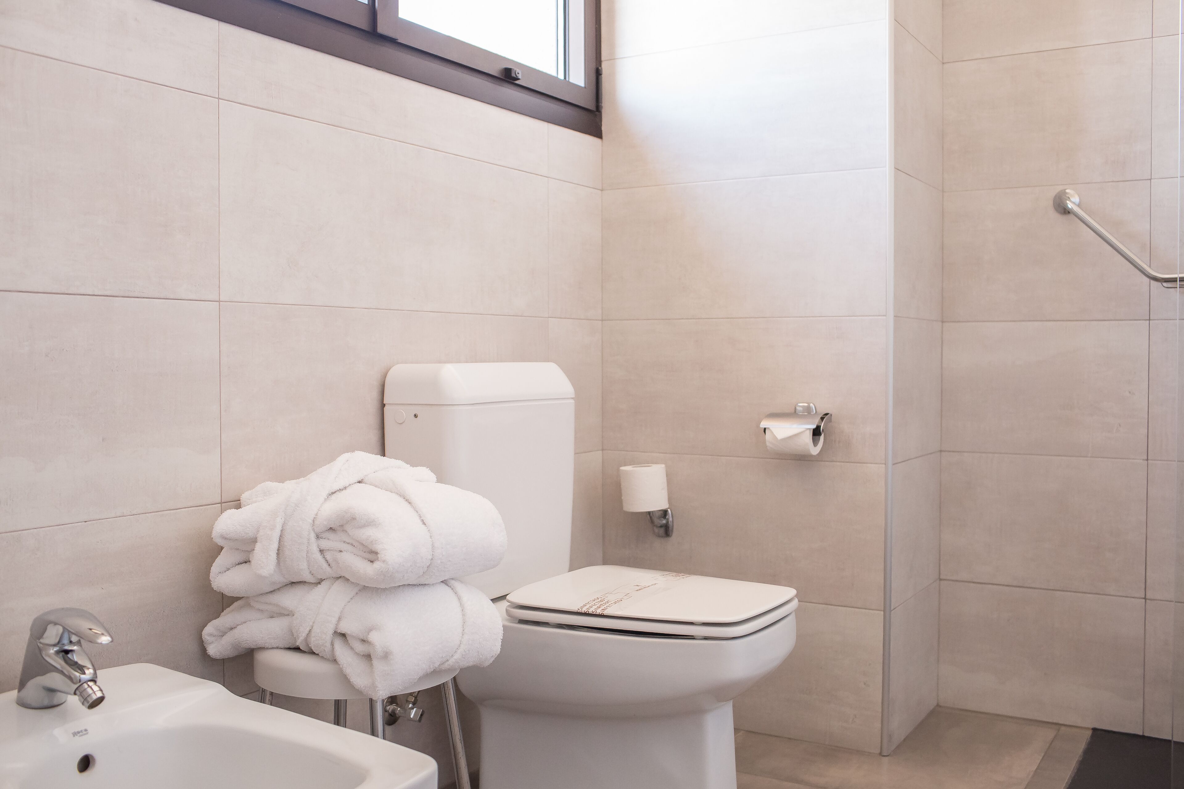 twin room | bathroom | rainfall showerhead, free toiletries, hair dryer, bidet