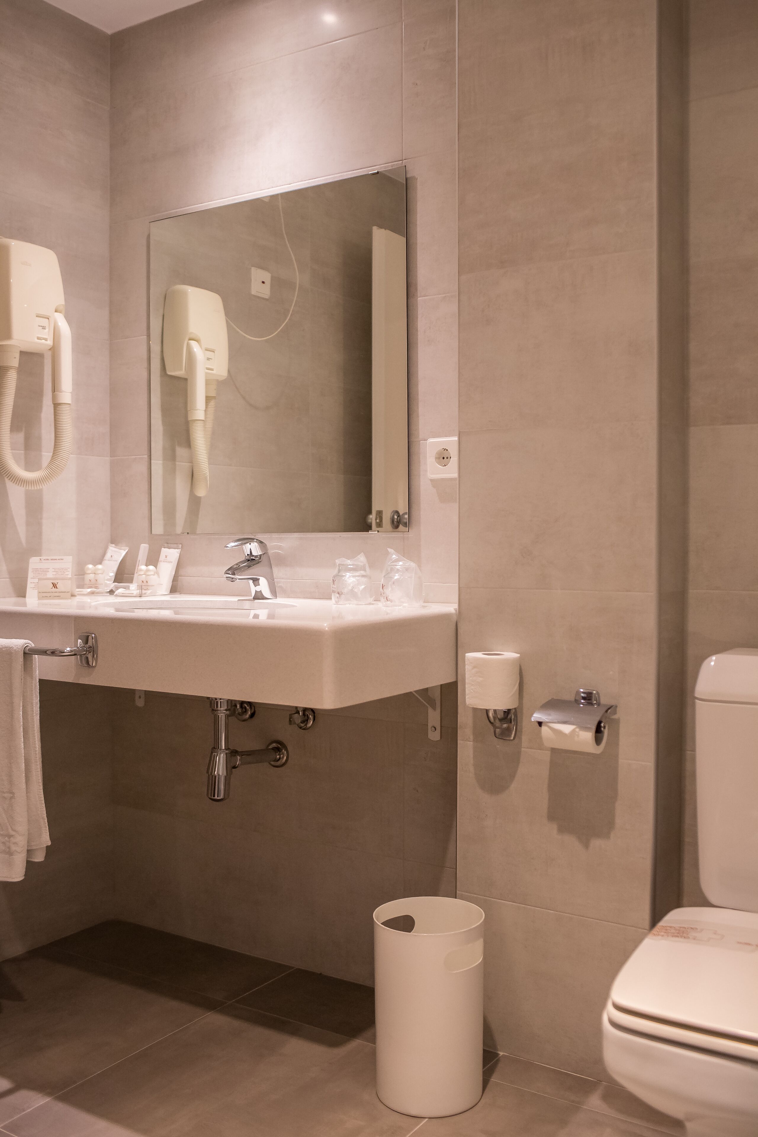 twin room | bathroom | rainfall showerhead, free toiletries, hair dryer, bidet