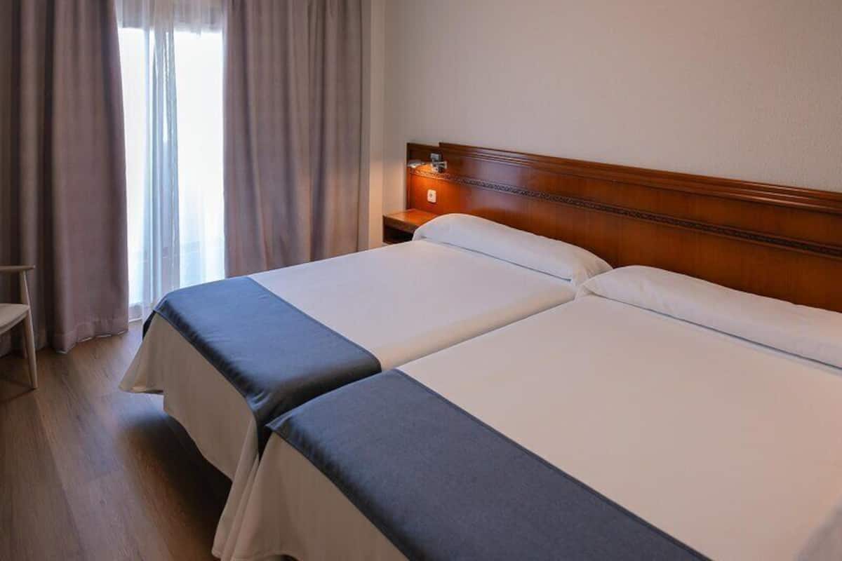 Down comforters, in-room safe, desk, blackout drapes