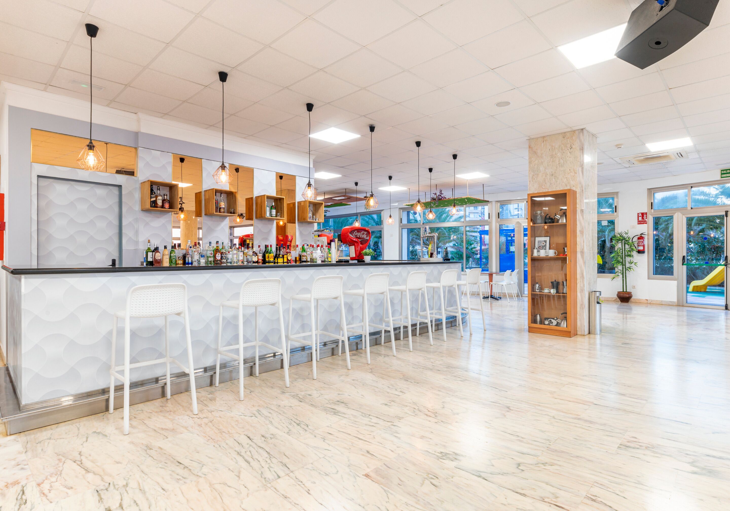 Bar en bord de piscine