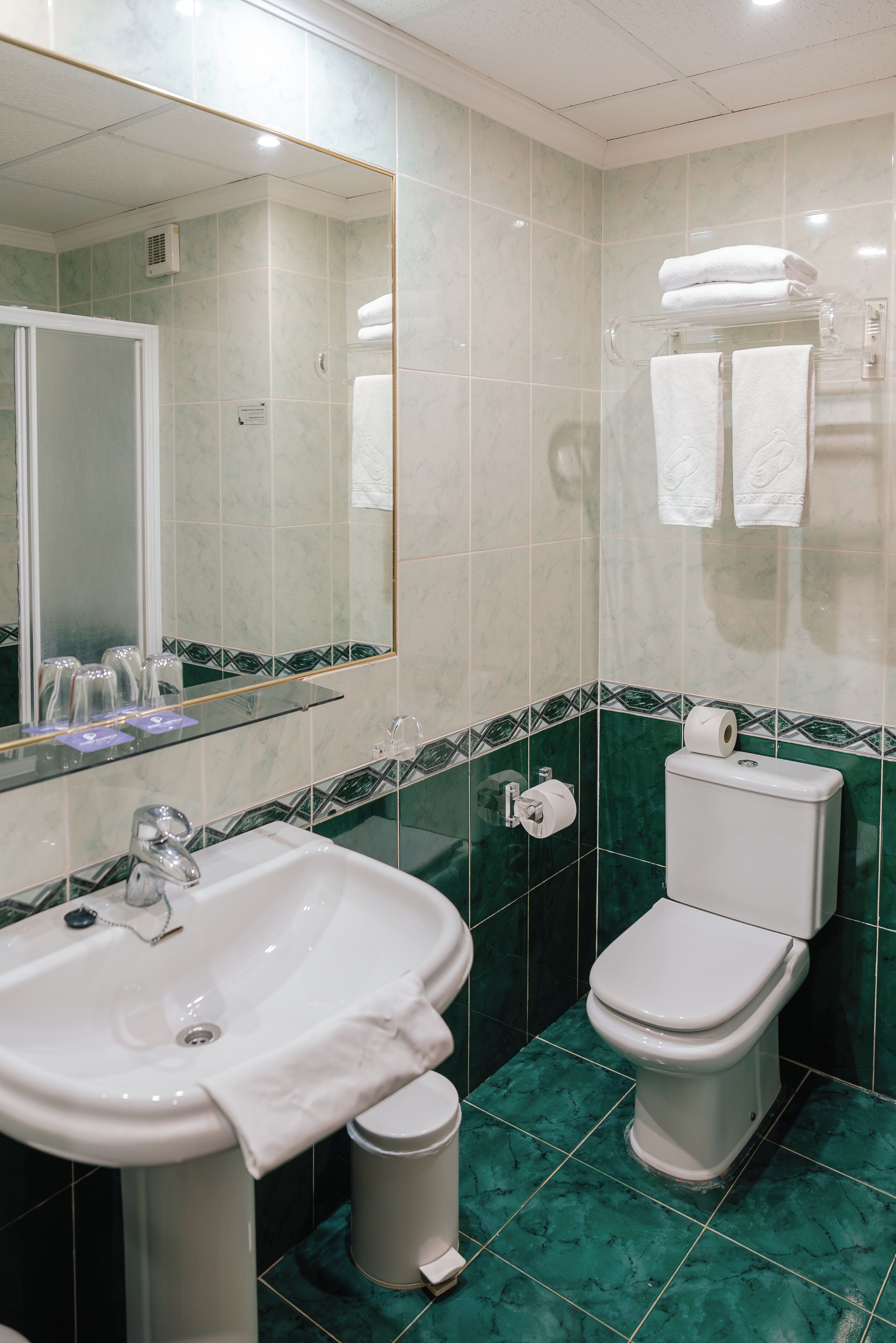 Ein Badezimmer mit Waschbecken, Toilette und Spiegel.
