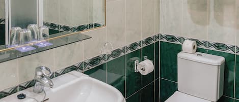 Ein Badezimmer mit Waschbecken, Toilette und Spiegel.