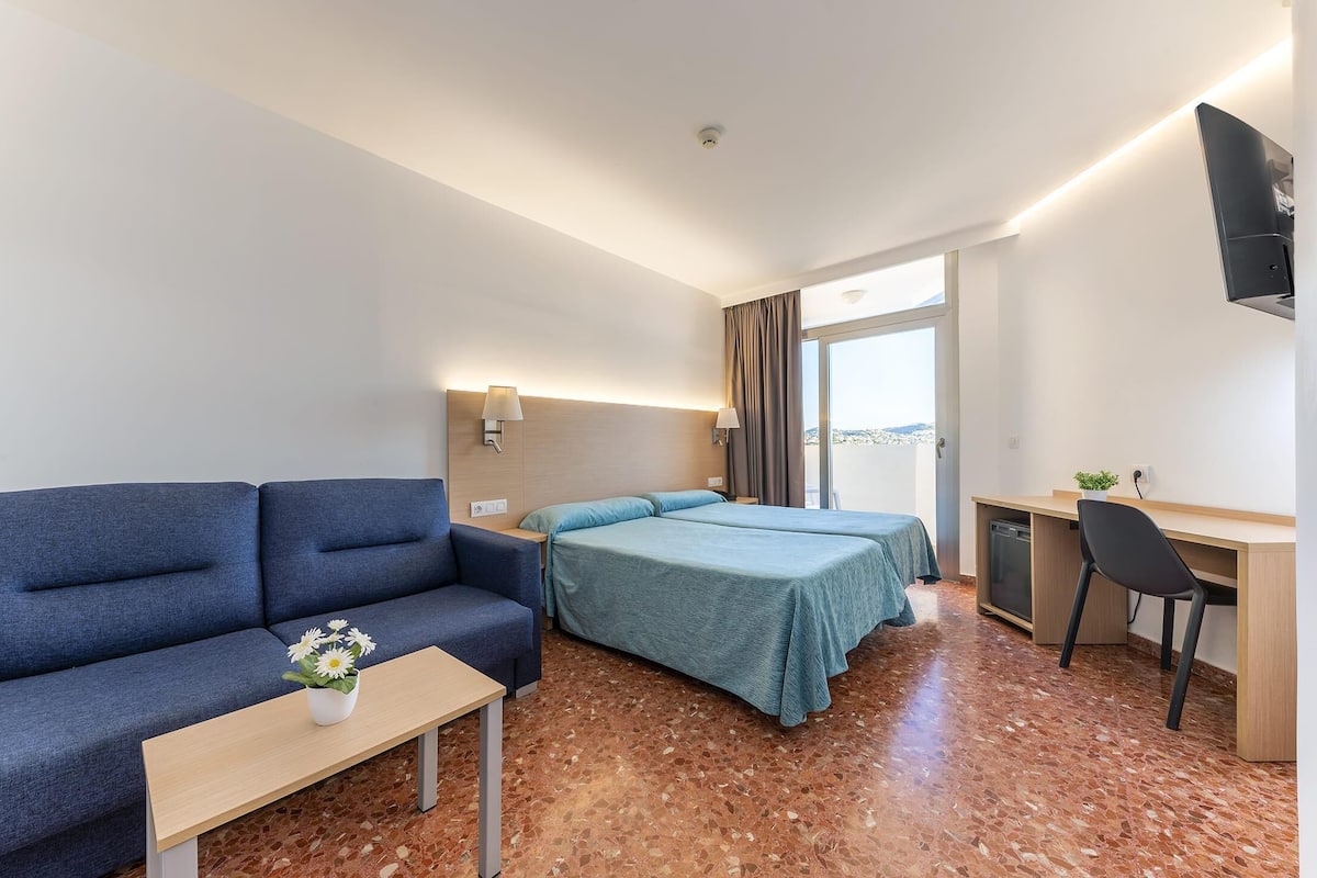 1 bedroom, in-room safe, desk, blackout curtains