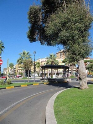 A roundabout with a central gazebo, palm trees, and a clear blue sky. - Maria Rosaria Bed & Breakfast (Ladispoli)