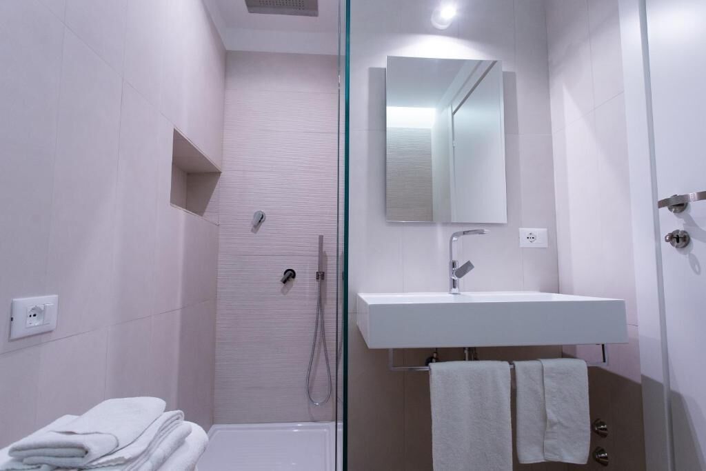 Combined shower/bathtub, free toiletries, hair dryer, bidet