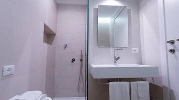 Ensemble douche/baignoire, articles de toilette gratuits, sĂšche-cheveux