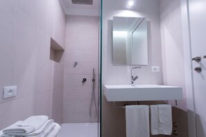 Combined shower/tub, free toiletries, hair dryer, bidet - Maria Rosaria Bed & Breakfast (Ladispoli)