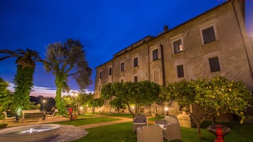 Facciata della struttura - sera/notte
