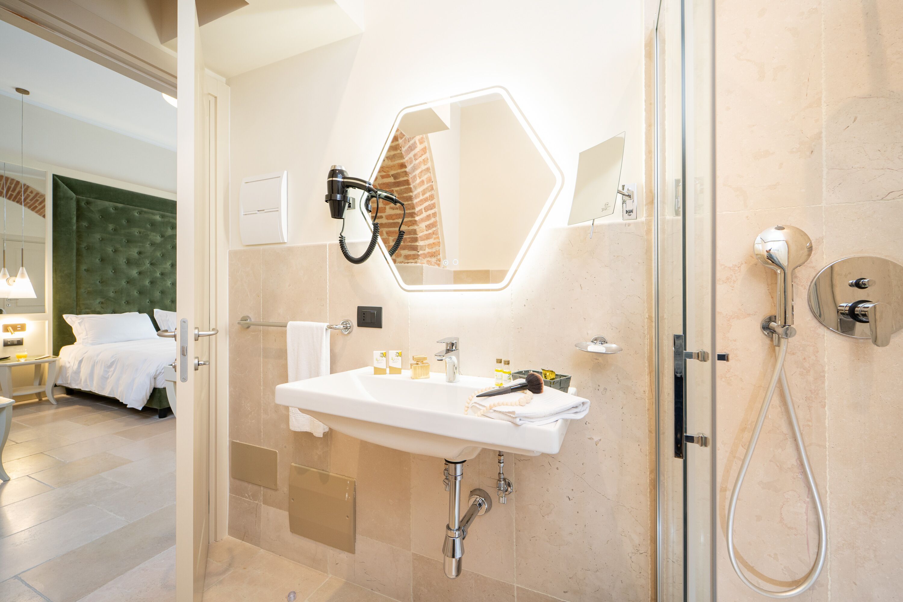Ein modernes Badezimmer mit Waschbecken, großem Spiegel und Dusche.