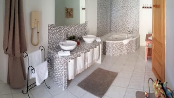 Superior tweepersoonskamer (Vestiaire 2) | Badkamer | Een diep bad, gratis toiletartikelen, een haardroger, handdoeken