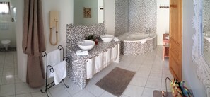 Superior Double Room (Vestiaire 2) | Bathroom | Deep soaking tub, free toiletries, hair dryer, towels - Les Chambres d'Ovaline (Saint-Émilion)
