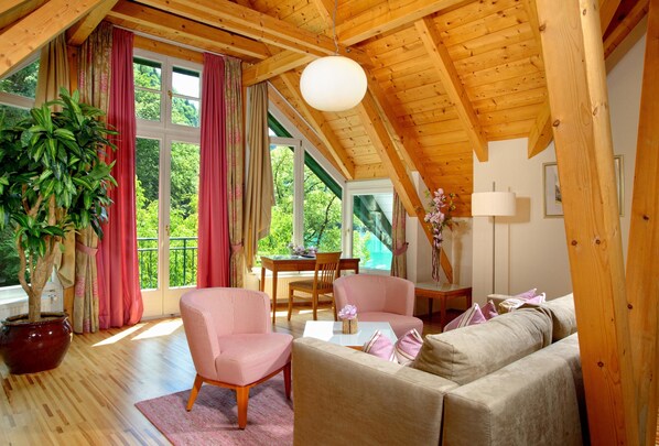 Comfort Suite | Living area | TV