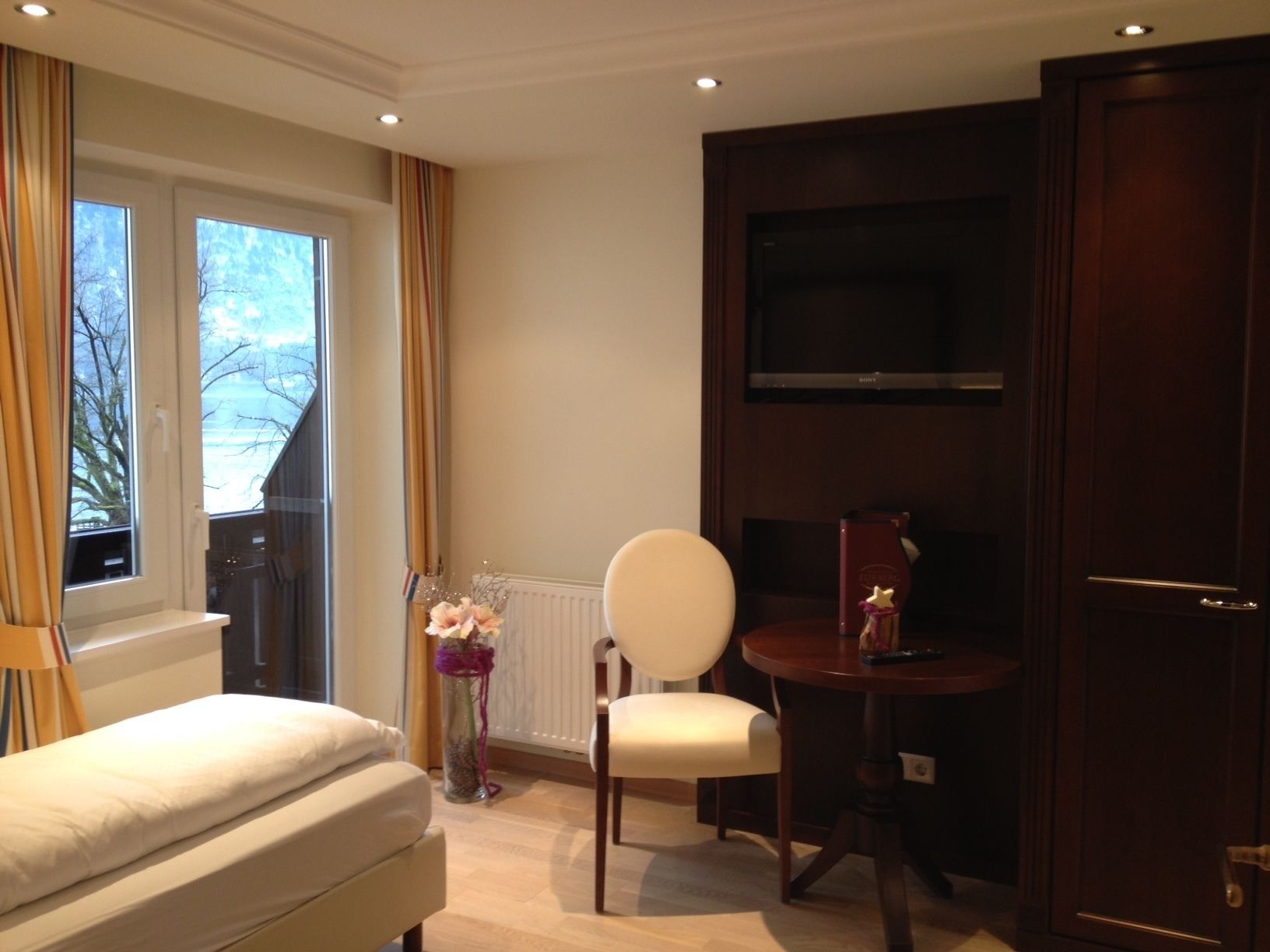 comfort single room, balcony | living area | tv